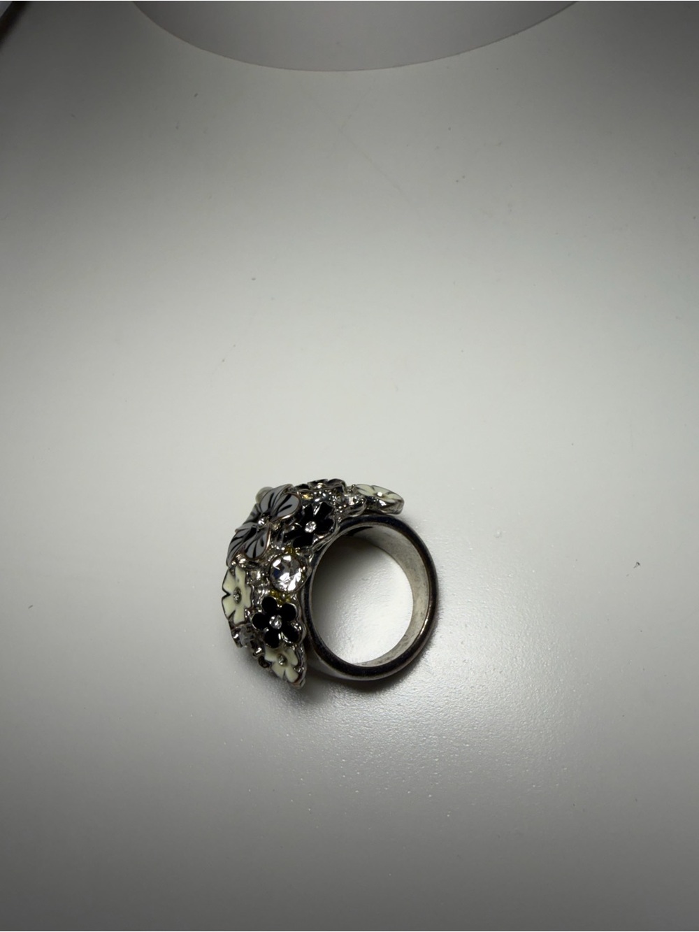 Floral Cluster Statement Ring - Black & Cream - Picture 2 of 2